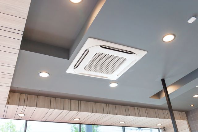 Dàn lạnh âm trần cassette trong không gian thương mại