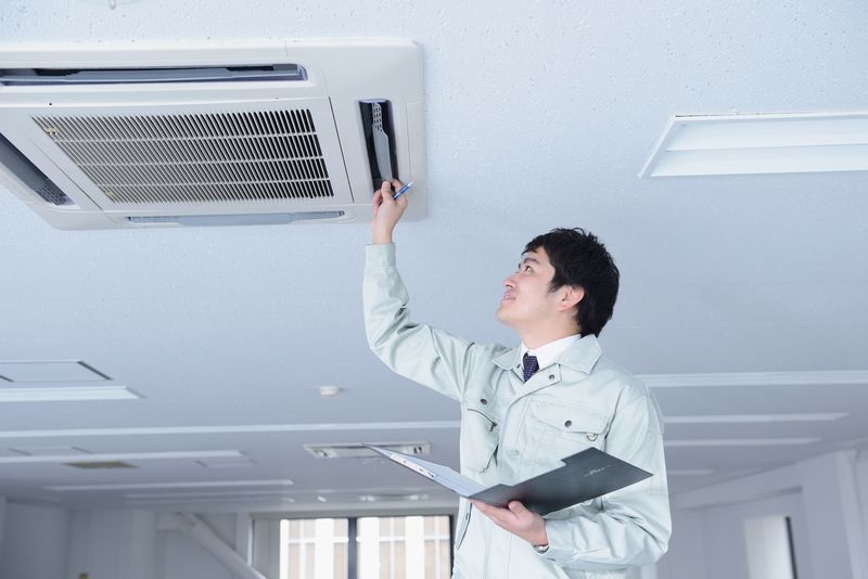 Kỹ thuật viên kiểm tra dàn lạnh âm trần