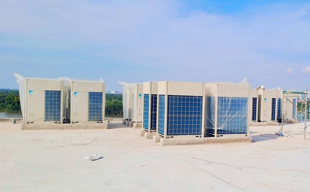 Cụm dàn nóng hệ thống VRV/VRF lắp đặt trên mái công trình
